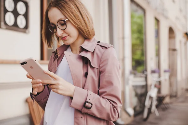 Smiling Beautiful Woman Walking Street Using Smartphone Doing Online Shopping — Stock Photo, Image