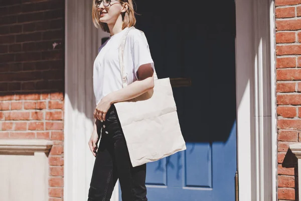 Joven Chica Hipster Sonriente Con Blanco Blanco Bolsa Papel Shopper —  Fotos de Stock