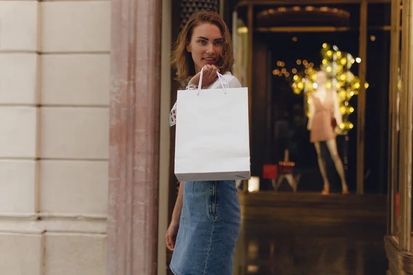 Hermosa Joven Feliz Caminando Con Bolsa Compras Las Calles Ciudad —  Fotos de Stock