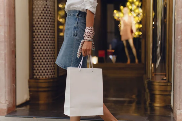 Beyaz Kağıt alışveriş çantası mockup. Çekici kız alışveriş merkezinde alışveriş yaparken. Logo veya tasarım için alan. Giysi ve arka plan üzerinde elbise