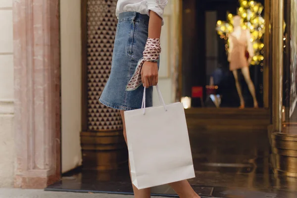 Foto Recortada Chica Atractiva Caminando Con Bolsa Compras Blanca Haciendo — Foto de Stock