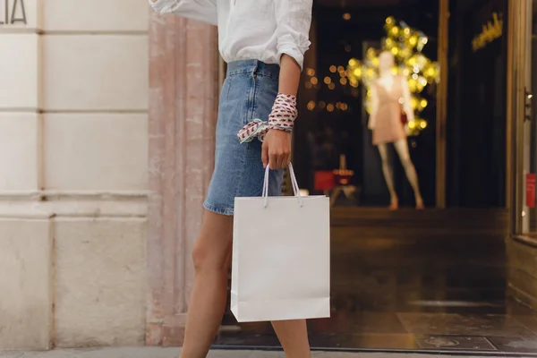 Imagen Recortada Una Joven Caminando Con Una Bolsa Compras Papel —  Fotos de Stock