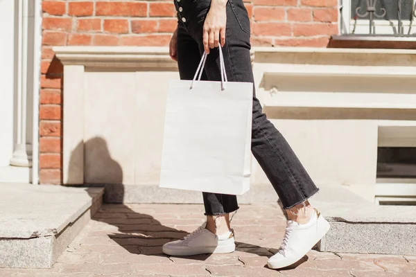 Foto Recortada Joven Chica Hipster Sonriente Con Bolsa Papel Blanco —  Fotos de Stock