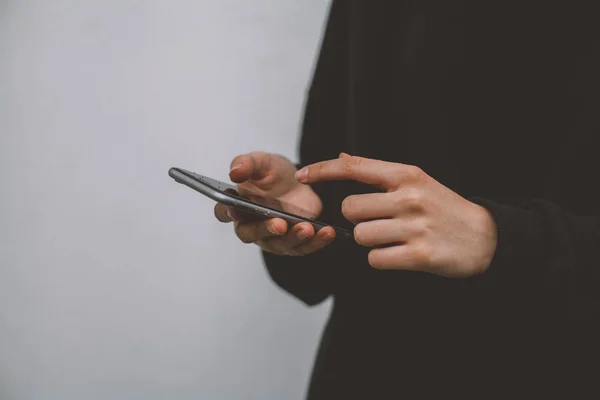Modern smartphone aygıt, cep telefonu şehir, sokak, tutan eller kullanan genç hippi kız görüntü kadar kırpılmış kadın internet tarama görünümünü kapat