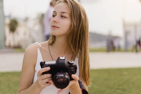 Menina Hipster Muito Jovem Olhando Redor Enquanto Tira Fotos Parque — Fotografia de Stock