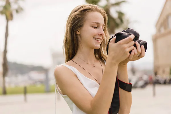 Pretty Smilimg Girl Taking Pictures Dslr Camera Checking Settings Screen — Stock Photo, Image