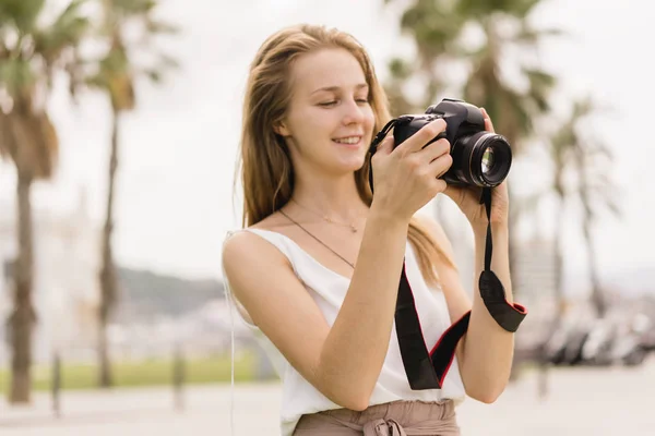 Hübsches Junges Mädchen Lacht Beim Fotografieren Mit Professioneller Dslr Kamera — Stockfoto