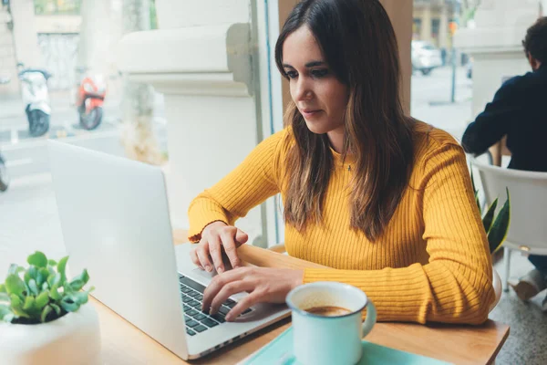 Jeune Femme Souriante Passer Appel Vidéo Avec Ses Collègues Moderne — Photo