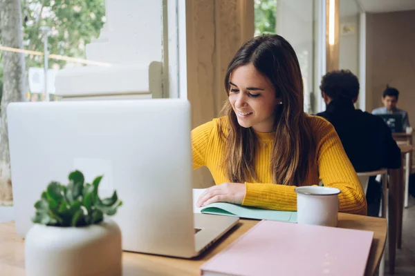 Atraktivní Podnikatelka Sedí Stolu Kavárně Píše Sešitu Pomocí Notebooku Smartphonu — Stock fotografie