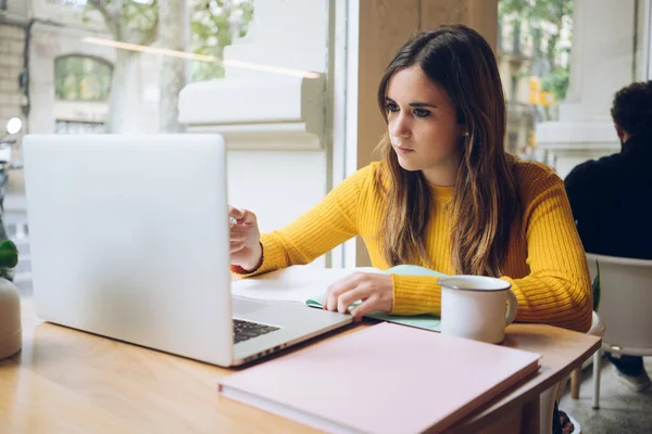 Jovem Startupper Positivo Trabalhando Plano Negócios Verificando Notícias Tecnologia Laptop — Fotografia de Stock