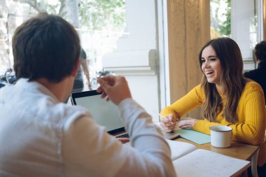 Pozitif Kafkas öğrencileri, modern bilgisayar kullanarak barda 4G kablosuz internete bağlı ortak bir teknoloji projesi üzerinde çalışıyorlar. Ortak çalışma ve iletişim kavramı