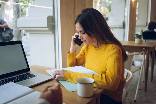 Female Casual Student Discussing Project Calling Laptop Notebook Restaurant Preparing — Stock Photo, Image