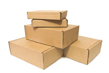 Teslimat hizmeti, taşıma, paket veya beyaz bir arka plan üzerinde izole hediyeler için karton kutular