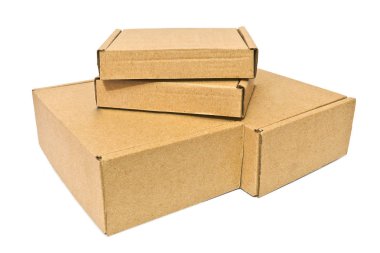 Teslimat hizmeti, taşıma, paket veya beyaz bir arka plan üzerinde izole hediyeler için karton kutular