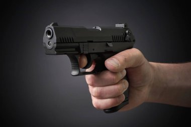 bir tabanca tabanca ile nişan