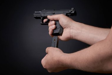 bir tabanca tabanca mühimmat klibi PowerPoint'e yüklenmesi