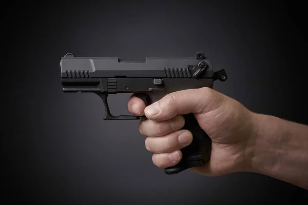 Zielen Mit Einer Handfeuerpistole Seitenansicht — Stockfoto