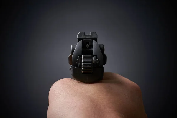 Apontando Com Uma Pistola Pistola Vista Traseira — Fotografia de Stock