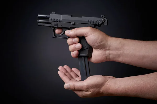 Újratöltése Egy Pisztoly Kézifegyvert Lőszerek Klip Beszúrása — Stock Fotó