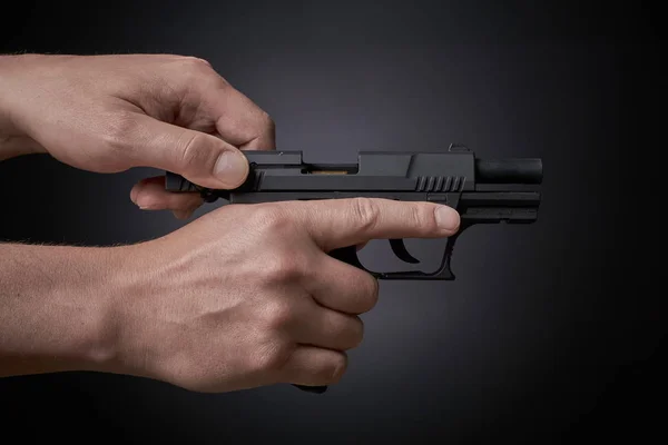 Nachladen Einer Handfeuerwaffe Zurückziehen Der Diaseite — Stockfoto