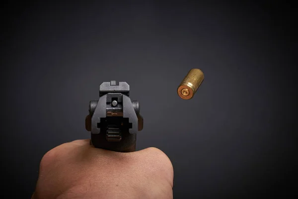 Sparare Una Pistola Che Vola Guscio Vuoto — Foto Stock