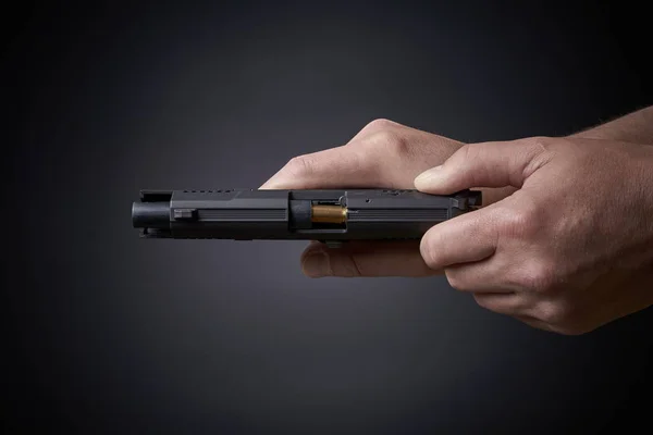 Nachladen Einer Handfeuerwaffe Zurückziehen Der Diaoberseite — Stockfoto