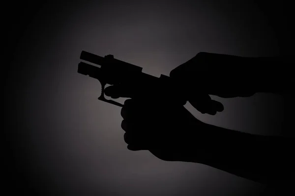 Attaquer Avec Pistolet Recharger Une Ombre Arme Dans Obscurité — Photo