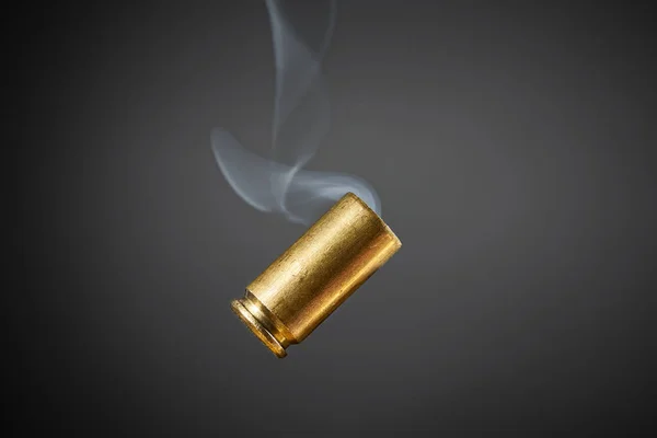 Rökning Bullet Hölje Bara Avfyras Pistol Tumlande Genom Luften Faller — Stockfoto