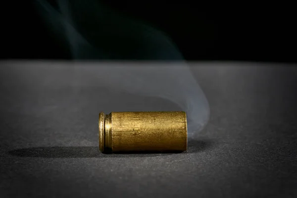 Rökning Bullet Hölje Bara Sparken Pistol Sjönk Marken — Stockfoto