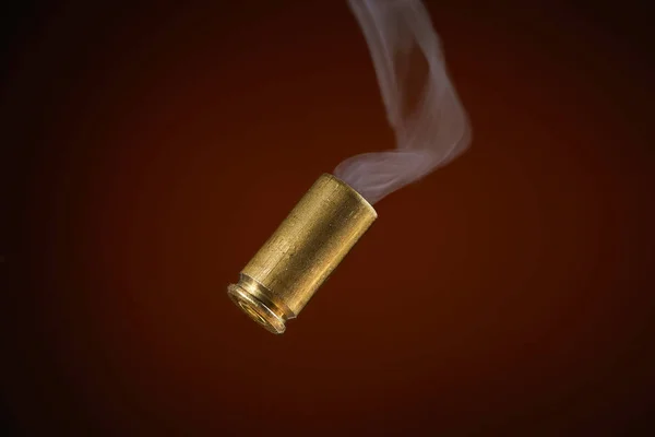 Rökning Bullet Hölje Bara Avfyras Pistol Tumlande Genom Luften Faller — Stockfoto