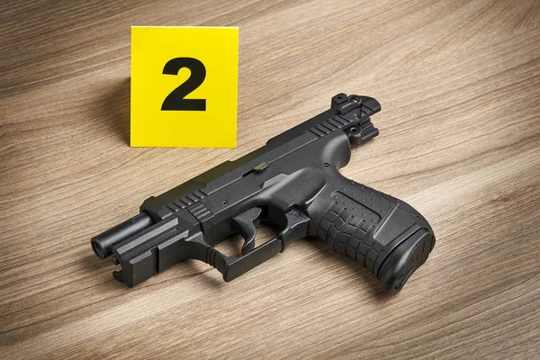 Tatortuntersuchung Handfeuerwaffe Als Beweismittel Mit Gelber Markierung — Stockfoto