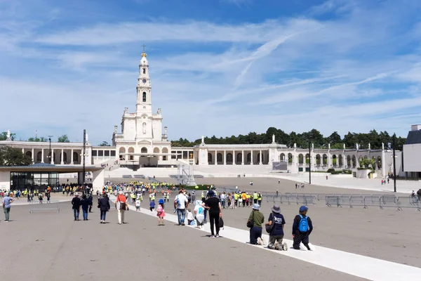 Fatima, Portekiz - 11 Haziran 2018: seyyahlar Fatima inanç onların ya da onların aile üyeleri sağlık olsun, tapınak için dizlerinin üzerinde sürünerek kurtarıldı.