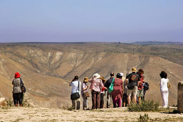 Umm Qais Giordania Aprile 2014 Gruppo Turisti Osserva Vista Delle — Foto Stock