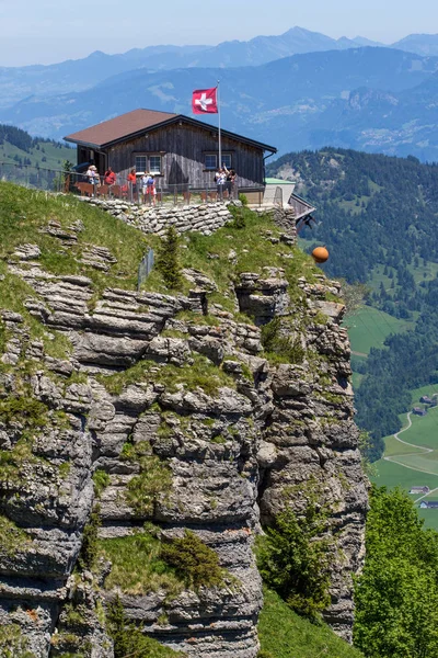 Ebenalp Schweiz Juni 2017 Aussichtspunkt Mit Wanderern Beim Gasthof Berggasthaus — Stockfoto