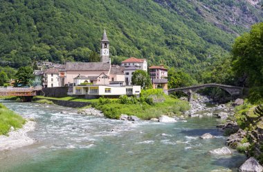 Maggia Nehri ve Bavona Nehri, Ticino, İsviçre ağzından Bignasco köyünde