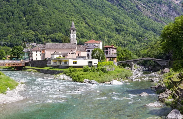 Bignasco Vesnice Ústí Řeky Maggia Bavona Zhotovena Řece Ticino Švýcarsko — Stock fotografie