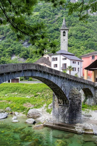 Aldeia Bignasco Com Igreja San Rocco Antiga Ponte Pedra Sobre — Fotografia de Stock