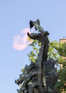 Krakow, Polonya - 31 Temmuz 2017: Wawel ejderha heykeli Wawel tepe dibinde Yangın nefes. Heykel Lehçe heykeltıraş Bronislaw Chromy tarafından tasarlanmış ve 1972 yılında yüklü.