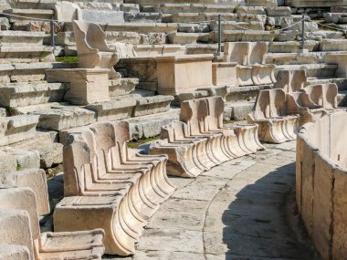 Atina Akropol Dionysos Tiyatrosu Eleuthereus. Atina, Yunanistan. Antik Yunan amfi tiyatro. Eski Kalıntılar, seyirci veya ilk satır VIP koltuk