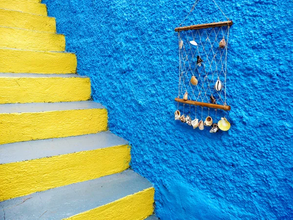 Parede Casa Azul Com Decoração Shell Sobre Escadas Amarelas Ilsland — Fotografia de Stock