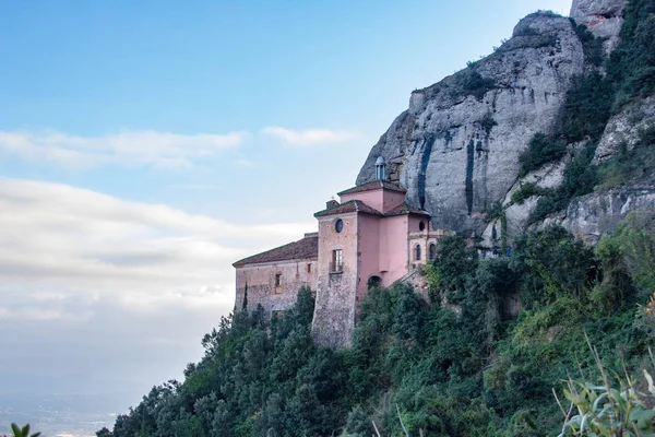 スペイン バルセロナ近郊の Monterrat 修道院山の崖の上サンタ Cova チャペル — ストック写真