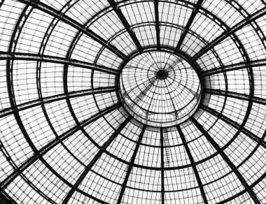 Galleria Vittorio Emanuele II Galerisi alışveriş bir cam kubbe. Milan, İtalya - siyah beyaz versiyonu