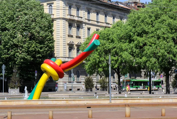 ミラノ イタリア 2017 現代地下鉄駅ミラノのアートのインストールで 糸と結び目 広場カドルナ トリエンナーレの噴水で — ストック写真