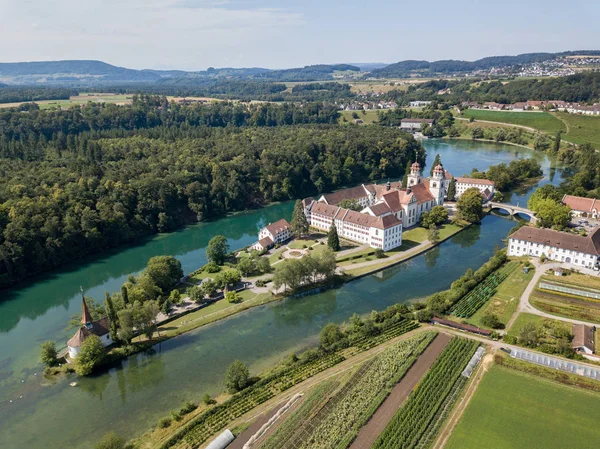 ライン川 スイス連邦共和国 ドローン写真の Rheinau 修道院島の空中写真 — ストック写真