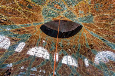 Zürih, İsviçre: 17 Temmuz 2018 - Gaia anne ağaç Brezilyalı sanatçı Ernesto Neto, hall, Zürih Ana Tren İstasyonu tarafından sanat kurulumuna.