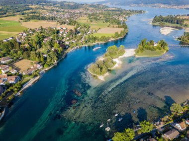 Of 150 yıldan beri Avrupa'nın en az yağış olan Konstanz Gölü ile 2018, yaz aylarında Werd adacık havadan görüntü. Gölde sığ yerlerde görülür.