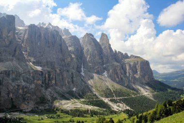 Dolomites Valley dağlar yollar ve köyleri ile yaz