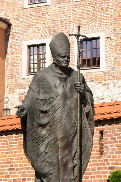 教皇圣约翰 保罗二世雕像在瓦维尔皇家城堡 — 图库照片