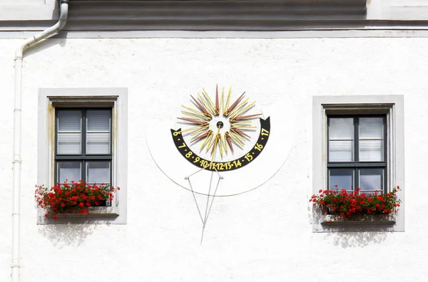 日晷在市政厅在德国老城市迈森 是最知名的为瓷生产 — 图库照片