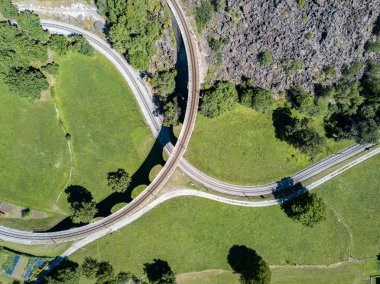 İsviçre dağ demiryolu Brusio, İsviçre - hava fotoğrafçılığı sarmal Viyadüğü üzerinde dron görüntünün Patten
